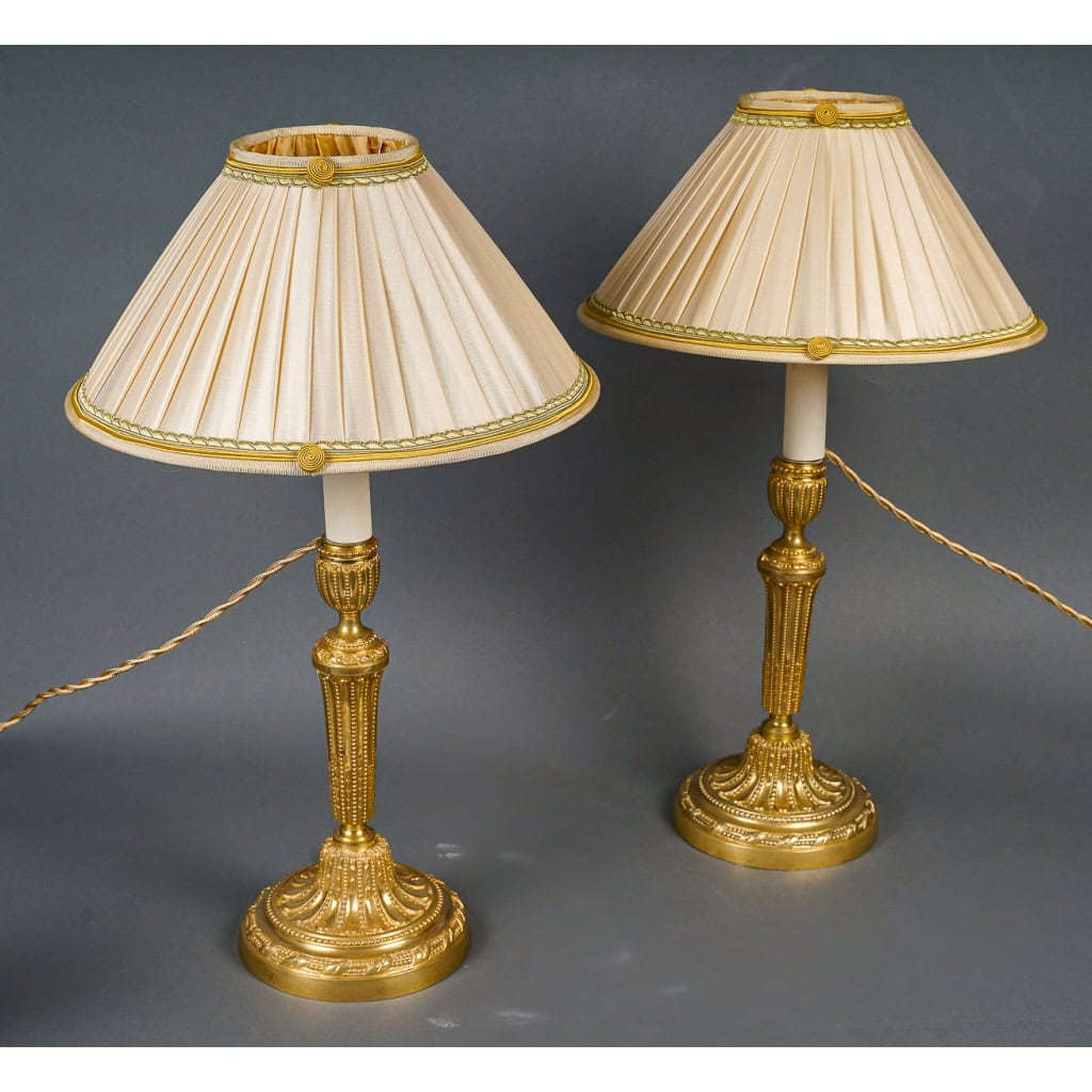 Paire de flambeaux d’époque Louis XVI en bronze ciselé et doré montés en lampes vers 1780 | Biron 