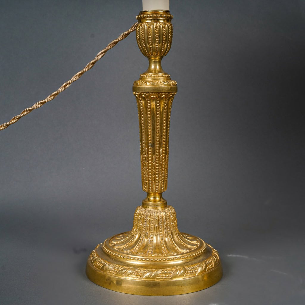 Paire de flambeaux d’époque Louis XVI en bronze ciselé et doré montés en lampes vers 1780 | Biron 