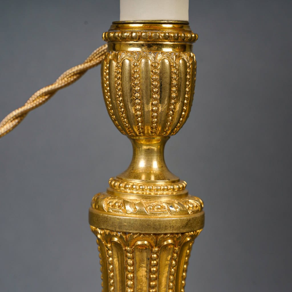 Paire de flambeaux d’époque Louis XVI en bronze ciselé et doré montés en lampes vers 1780 | Biron 