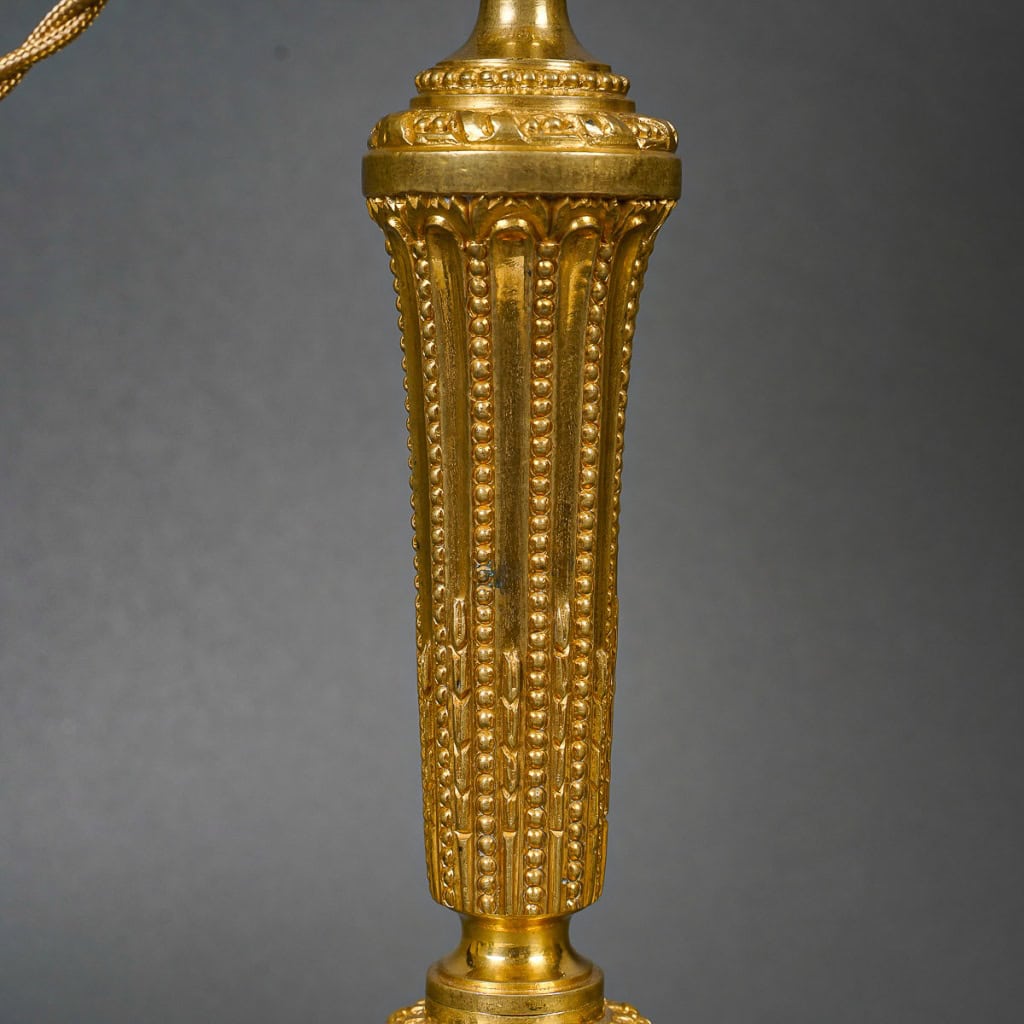 Paire de flambeaux d’époque Louis XVI en bronze ciselé et doré montés en lampes vers 1780 | Biron 