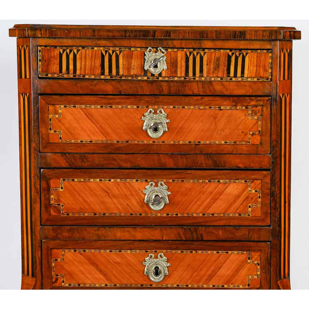 Petit meuble d’entre-deux en marqueterie à décor Rose des Vents d’époque Louis XVI vers 1790 | Biron 
