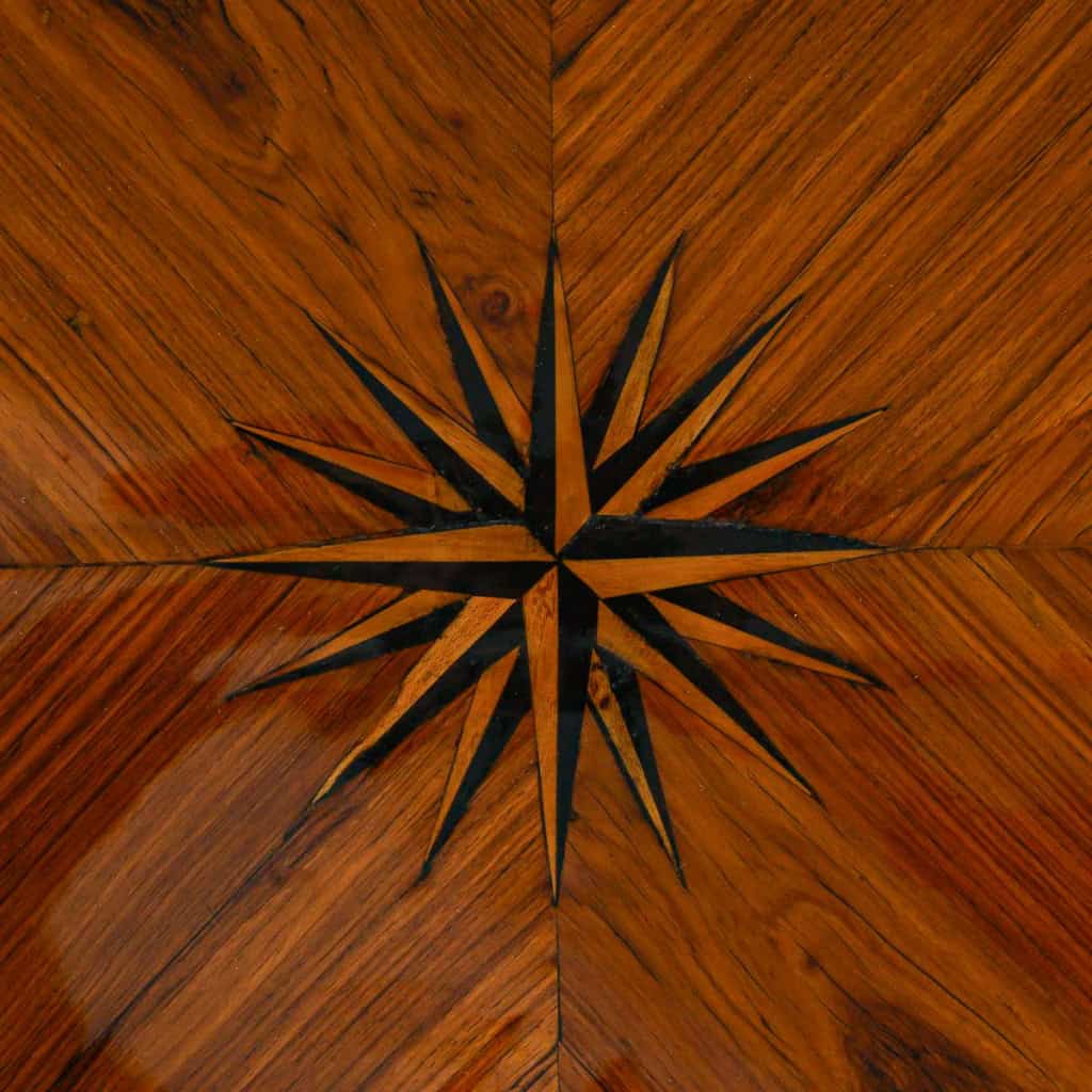 Petit meuble d’entre-deux en marqueterie à décor Rose des Vents d’époque Louis XVI vers 1790 | Biron 
