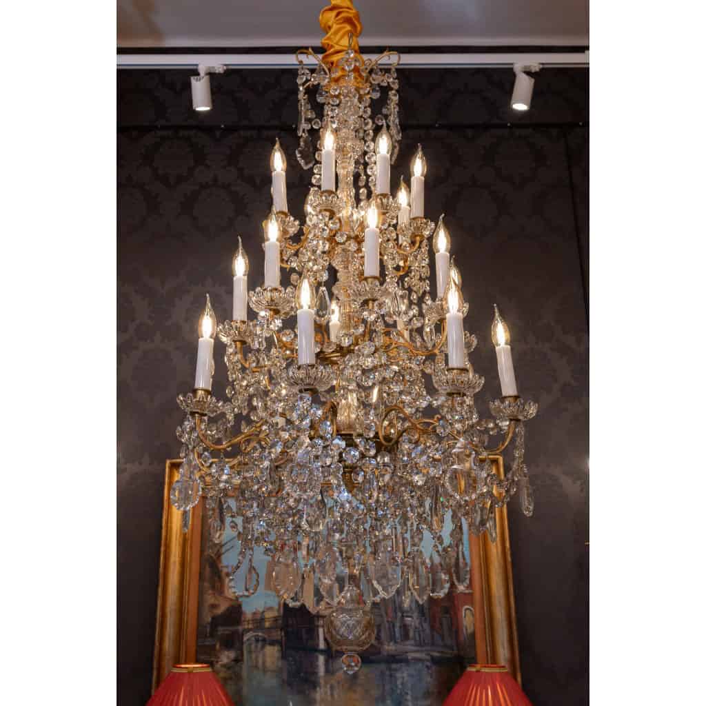 Baccarat (Signé) Lustre de style Louis XVI en bronze doré à décor de cristal taillé vers 1880 | Biron 