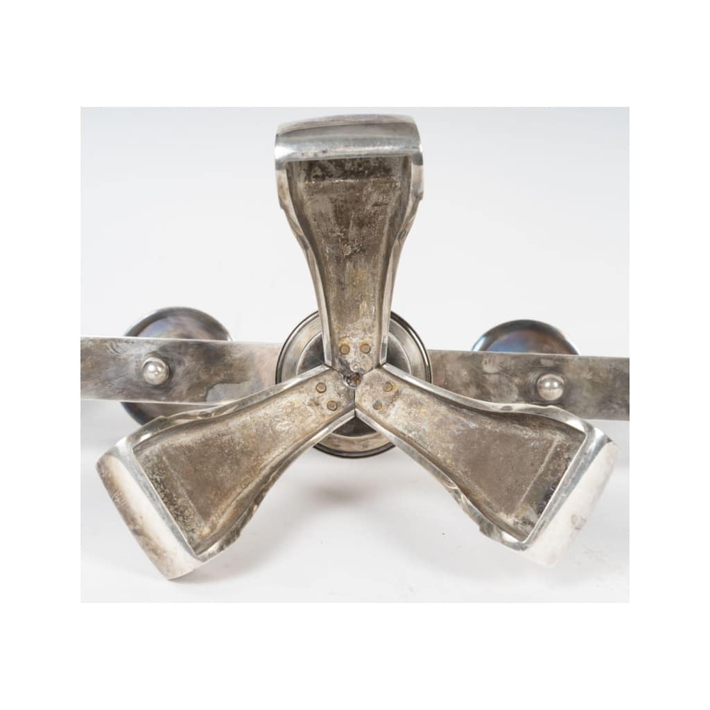 Importante paire de bougeoirs en métal argenté, circa 1930-1940. | Biron 