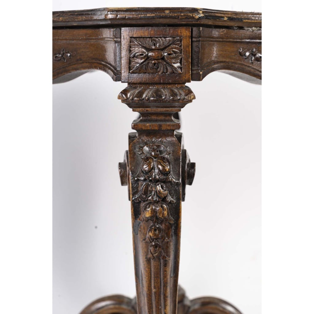 Présentoir en bois sculpté de style Louis XV, XIXème siècle. | Biron 