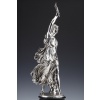 Jacques Léonard MAILLET – Statue allégorique en argent massif – XIXe | Biron Jacques Léonard MAILLET - Statue allégorique en argent massif - XIXeSTATUE ALLEGORIQUE en argent massif représentant une déesse dans une magnifique robe drapée, haletante encore de la course qu'elle vient de faire, élève au dessus de sa tête la palme qu'elle vient de remporter. Statue répertoriée dans le livre de H. BOUILHET " L'Orfèvrerie Française des 18e & 19e siècles". Cette statue a fait l'objet d'une récompense pour une victoire de l'étalon "Gladiateur" lors de la course du Grand Prix de l'Impératrice, en 1866, à l'hippodrome de Longchamps. Ce cheval appartenait au Comte Frédéric de LAGRANGE, homme politique français député sénateur du second empire. Une grande statue de bronze réalisée par Isidore Bonheur en 1866 le représente à Paris, près de l'entrée de l'hippodrome de Lonchamp. Dimensions : hauteur de la statue seule 58 cm – socle hauteur 8 cm - soit hauteur totale 66 cm. Matière : Argent 1er titre 950/°°° Poids : 7520 grammes Poinçon : MINERVE Epoque : 1866 (datée et signée) Créateur : Jacques Léonard MAILLET (1823-1895) Origine : France/Paris BIBLIOGRAPHIE : Bronze du XIXe -Page 448 – Edition de l‘amateur MAILLET Jacques Léonard ( 1823/1895) 1er grand prix de Rome en 1847, après avoir étudié sous la direction de FEUCHERE puis de PRADIER, il reste cinq ans à Rome puis débute au salon en 1853. Il travaille pour plusieurs églises parisiennes, pour le Louvre, pour l’hôtel de Ville et l’Opéra. Son œuvre, très marquée par les thèmes antiques et bibliques, comporte aussi des petites terres cuites et des modèles pour l’orfèvrerie. En 1859, il expose au salon une de ses œuvres majeures, un plâtre, Agrippine portant les cendres de Germanicus, dont le marbre sera placé dans le parc Monceau à Paris en 1893.