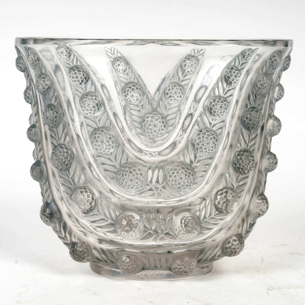 “Vichy” vase in white glass with blue patina by René LALIQUE | Biron