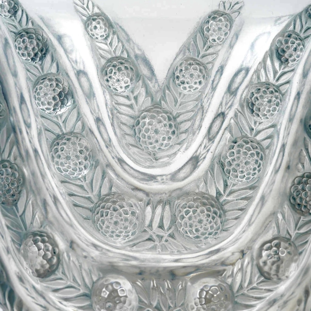 “Vichy” vase in white glass with blue patina by René LALIQUE | Biron