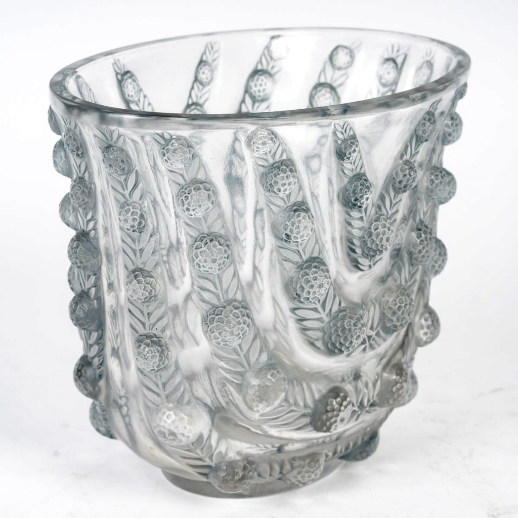 “Vichy” vase in white glass with blue patina by René LALIQUE | Biron