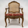 Pierre Nogaret – Fauteuil à fond de cannes en noyer mouluré et sculpté d’époque Louis XV vers 1765 | Biron 