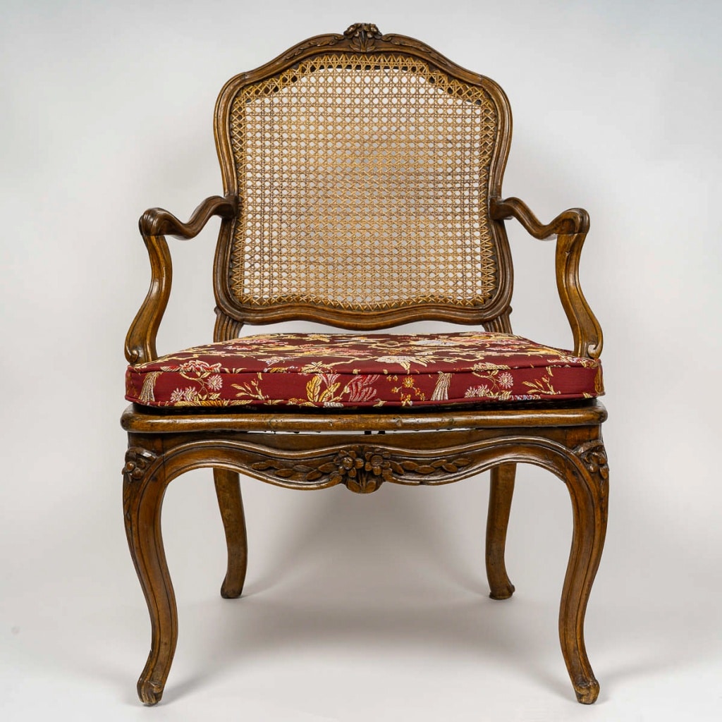 Pierre Nogaret – Fauteuil à fond de cannes en noyer mouluré et sculpté d’époque Louis XV vers 1765 | Biron 