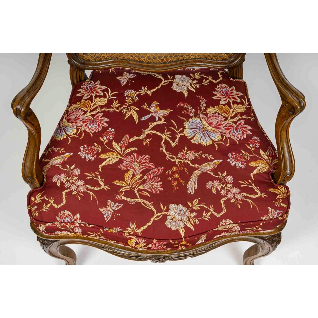 Pierre Nogaret – Fauteuil à fond de cannes en noyer mouluré et sculpté d’époque Louis XV vers 1765 | Biron 