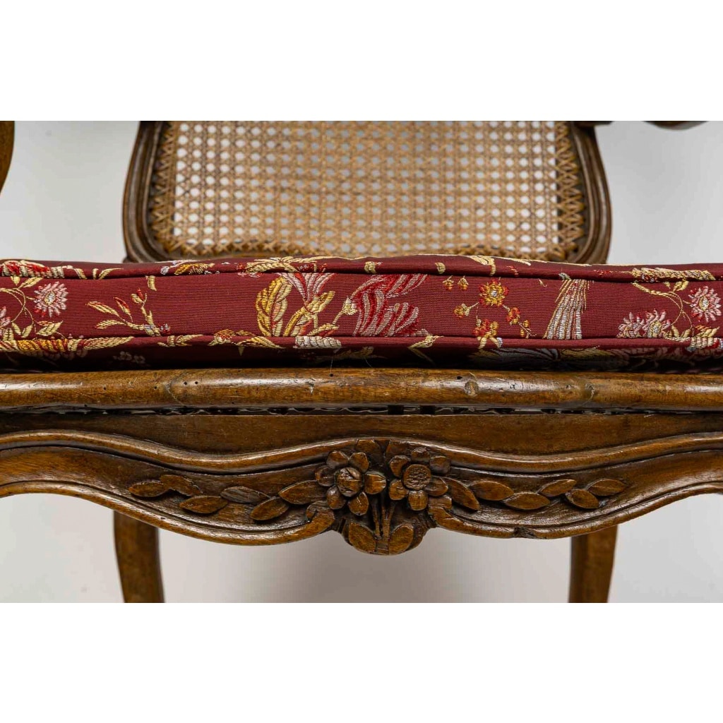 Pierre Nogaret – Fauteuil à fond de cannes en noyer mouluré et sculpté d’époque Louis XV vers 1765 | Biron 