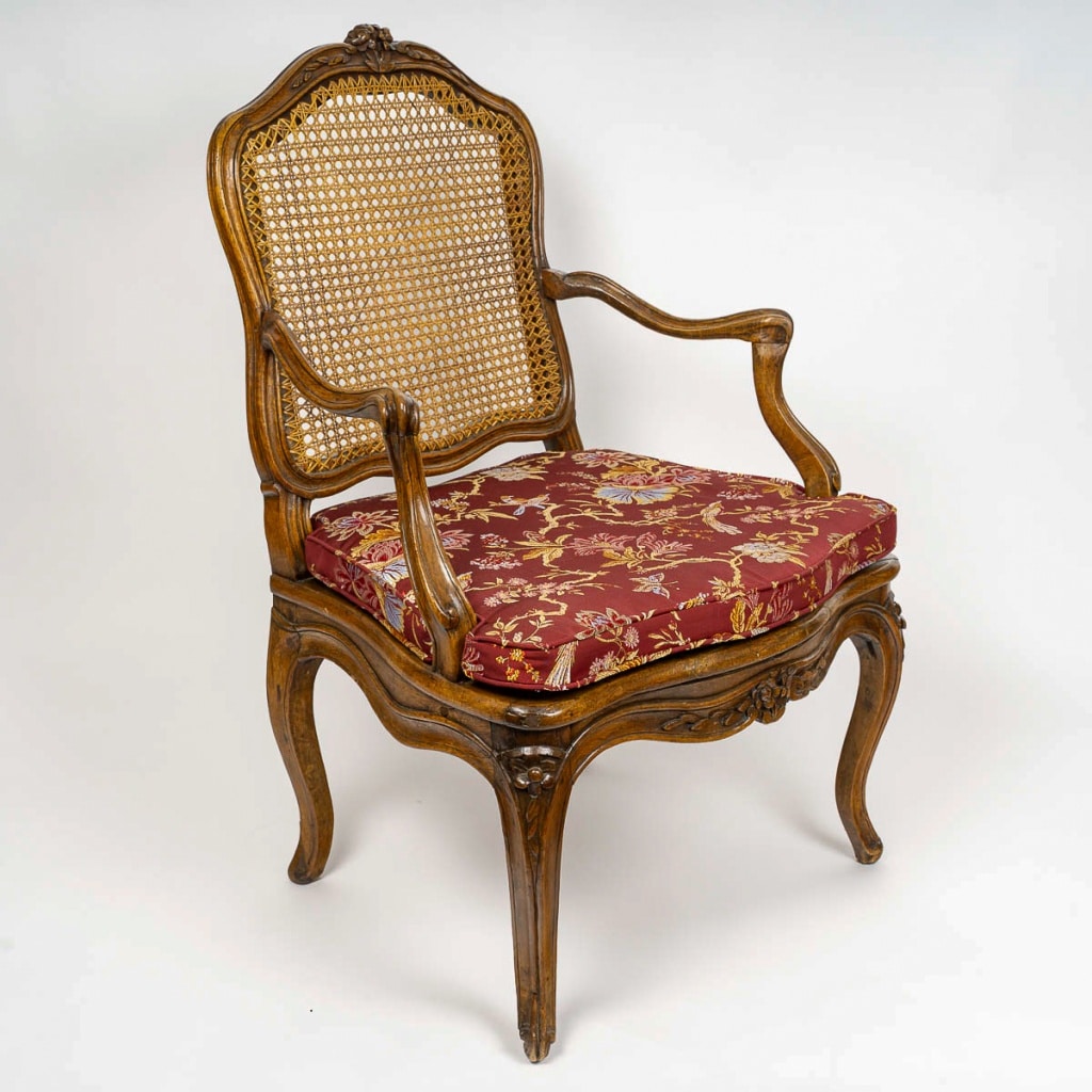 Pierre Nogaret – Fauteuil à fond de cannes en noyer mouluré et sculpté d’époque Louis XV vers 1765 | Biron 