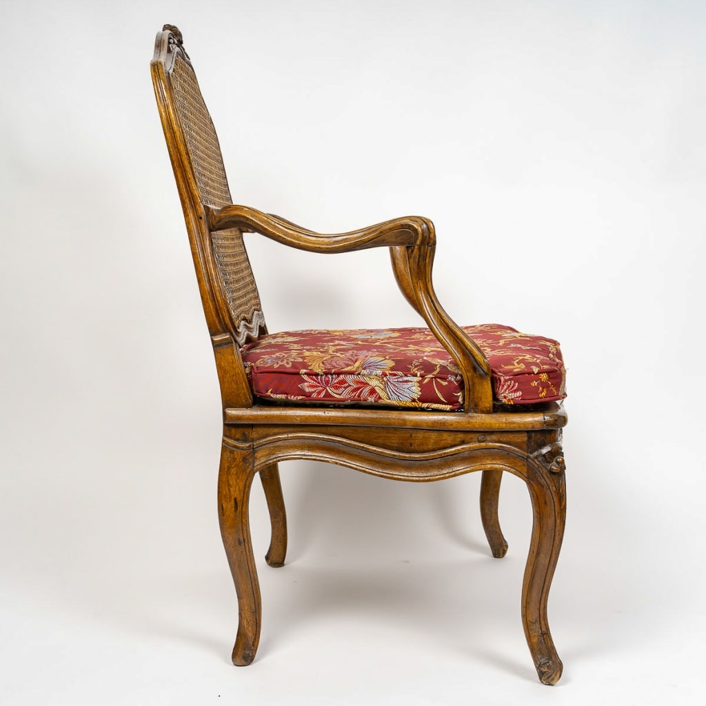 Pierre Nogaret – Fauteuil à fond de cannes en noyer mouluré et sculpté d’époque Louis XV vers 1765 | Biron 