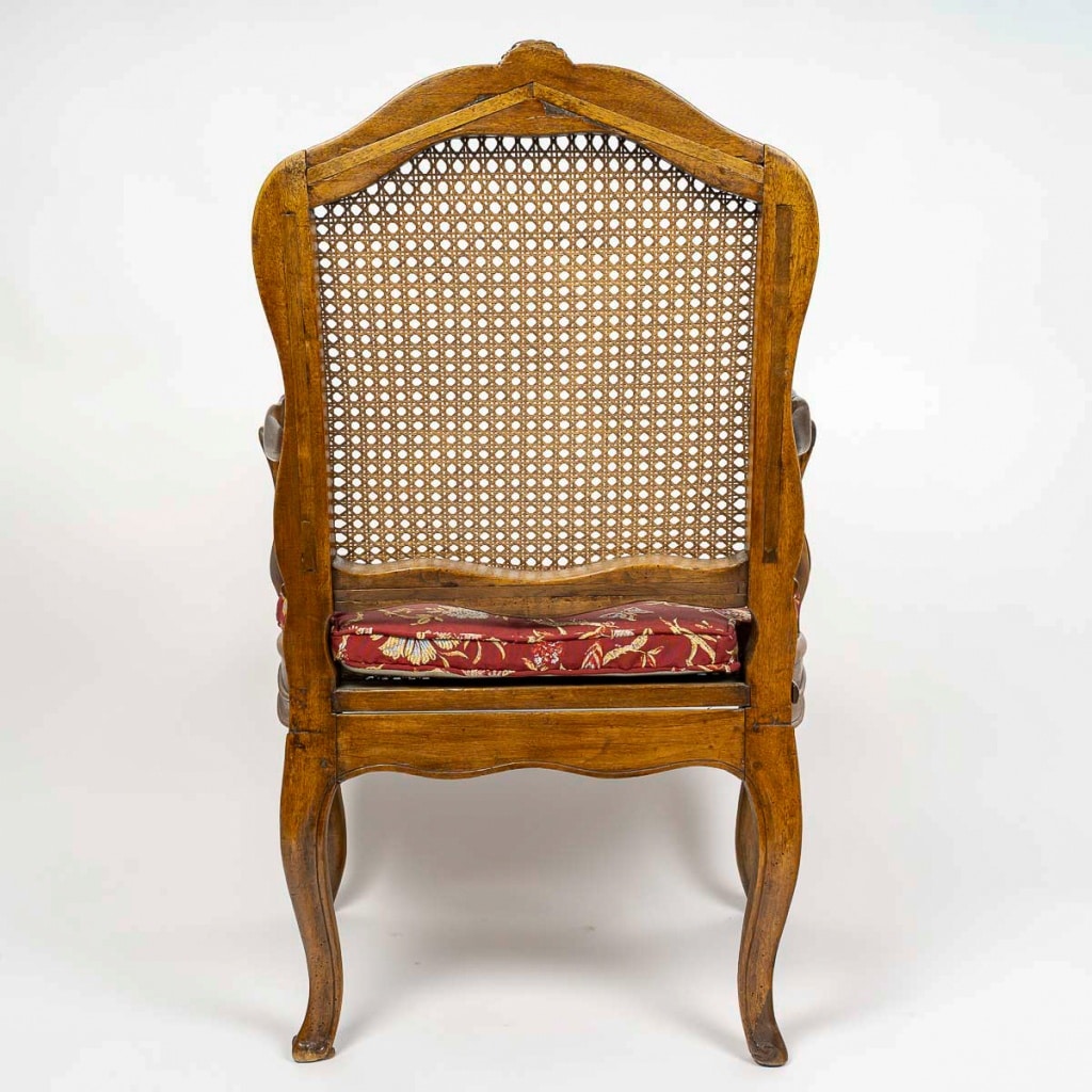 Pierre Nogaret – Fauteuil à fond de cannes en noyer mouluré et sculpté d’époque Louis XV vers 1765 | Biron 