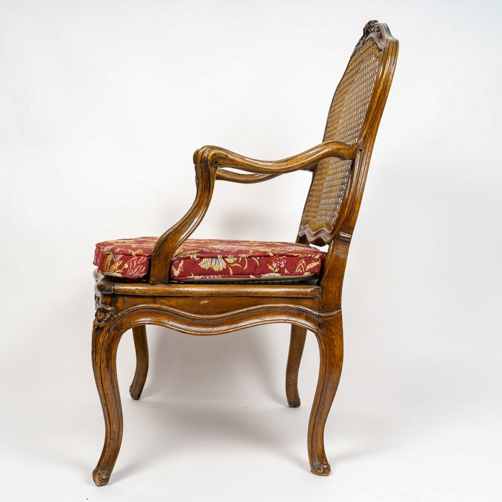 Pierre Nogaret – Fauteuil à fond de cannes en noyer mouluré et sculpté d’époque Louis XV vers 1765 | Biron 
