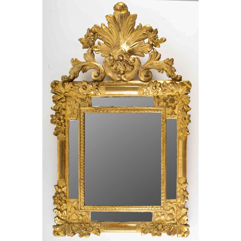 Miroir en bois doré à parecloses et fronton ajouré d’époque Régence vers 1720 | Biron 