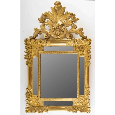 Miroir en bois doré à parecloses et fronton ajouré d’époque Régence vers 1720