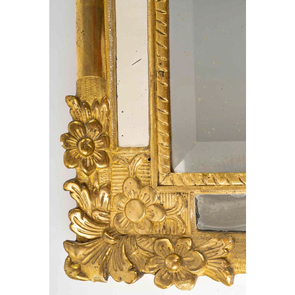 Miroir en bois doré à parecloses et fronton ajouré d’époque Régence vers 1720 | Biron 