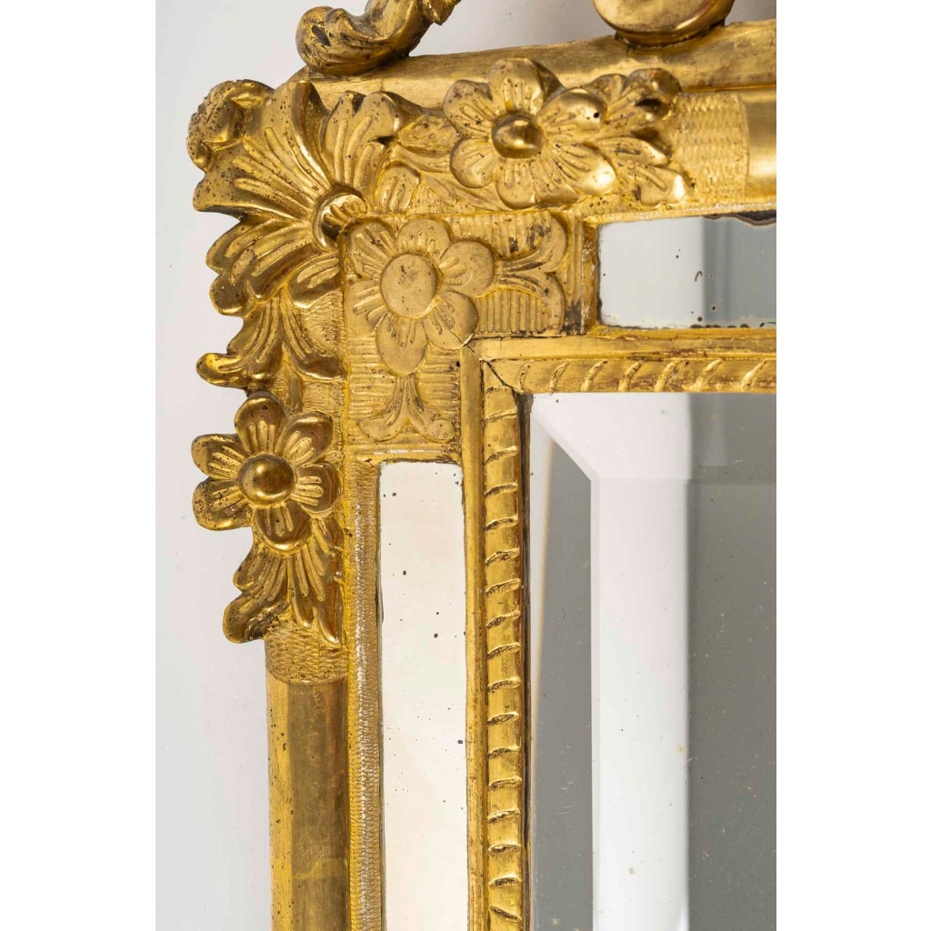 Miroir en bois doré à parecloses et fronton ajouré d’époque Régence vers 1720 | Biron 