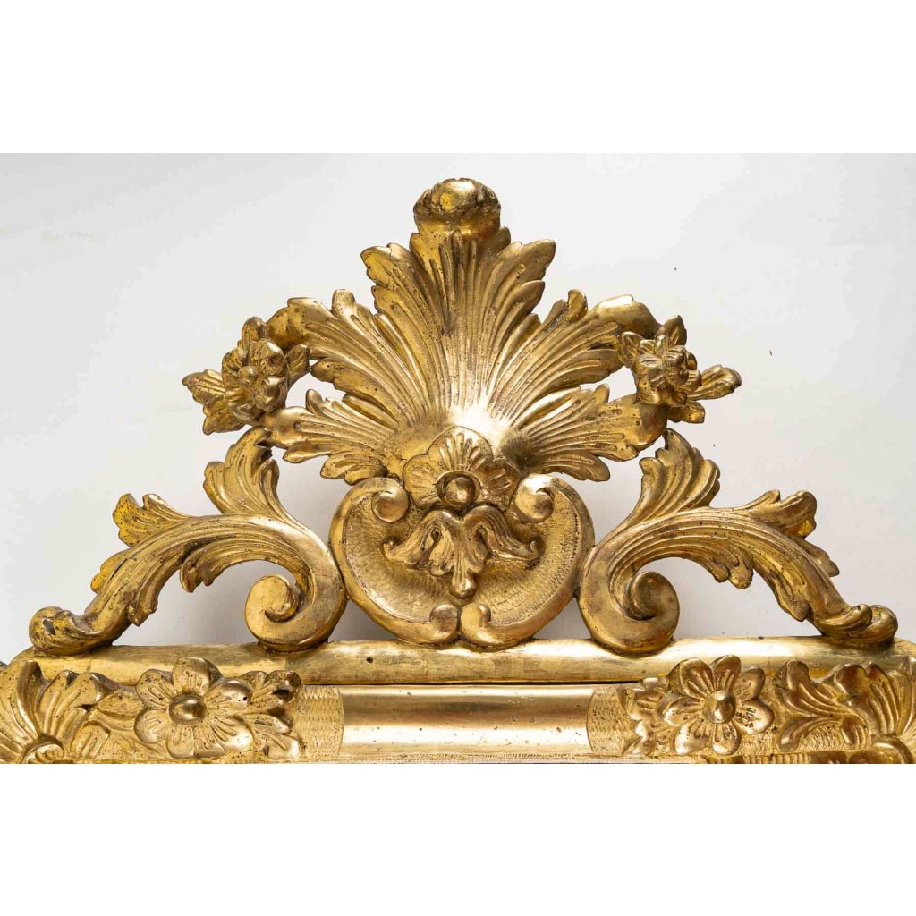 Miroir en bois doré à parecloses et fronton ajouré d’époque Régence vers 1720 | Biron 