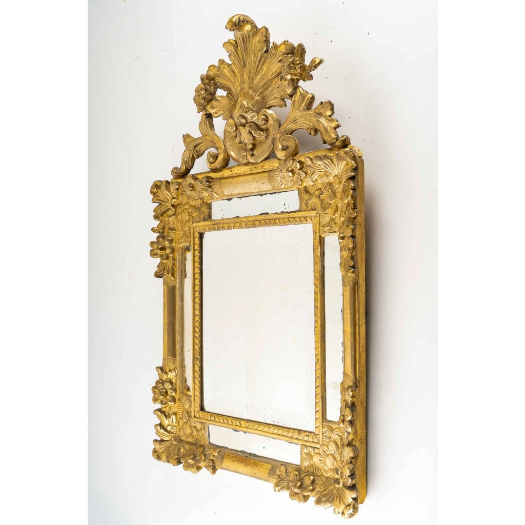 Miroir en bois doré à parecloses et fronton ajouré d’époque Régence vers 1720 | Biron 