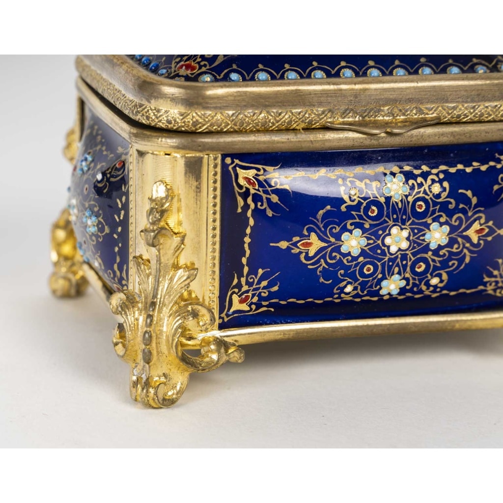 Un Coffret De Bijoux En émail Et Bronze Doré, XIXème Siècle | Biron 