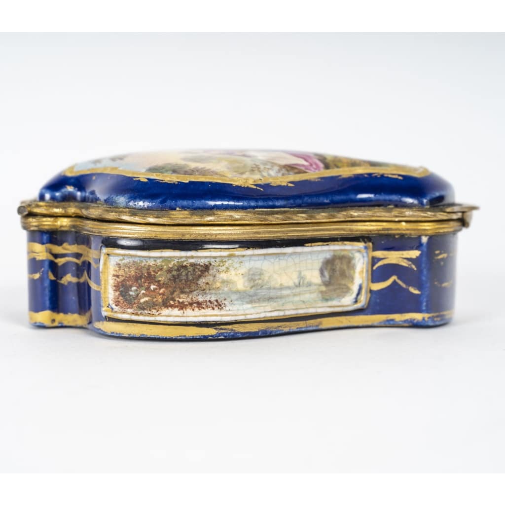 Miniature coffret à bijoux en porcelaine de Sévres | Biron 