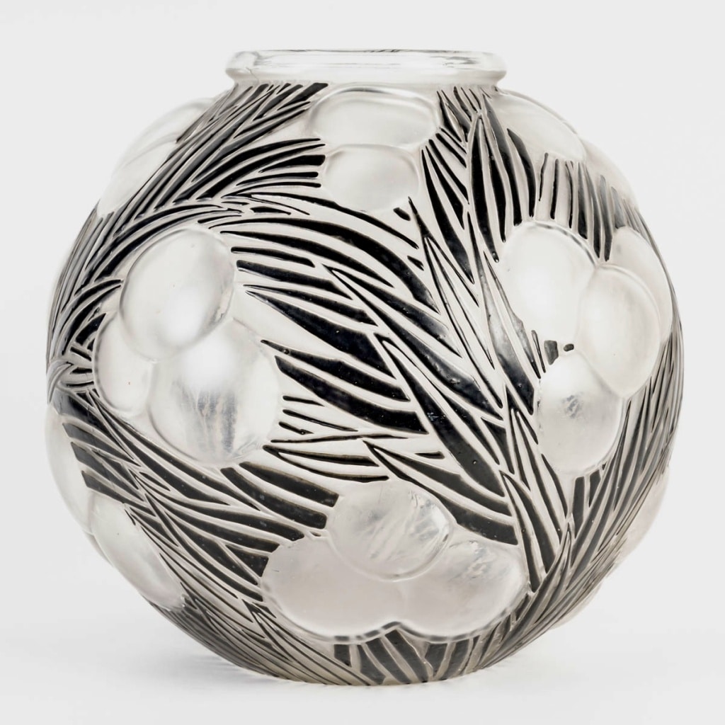 Vase « Oranges » verre blanc émaillé noir de René LALIQUE | Biron 