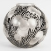 Vase « Oranges » verre blanc émaillé noir de René LALIQUE | Biron 