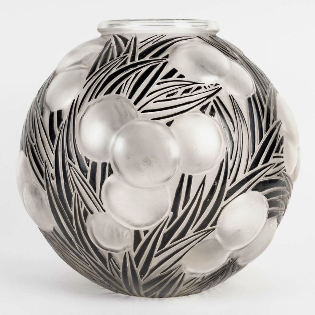 Vase « Oranges » verre blanc émaillé noir de René LALIQUE | Biron 