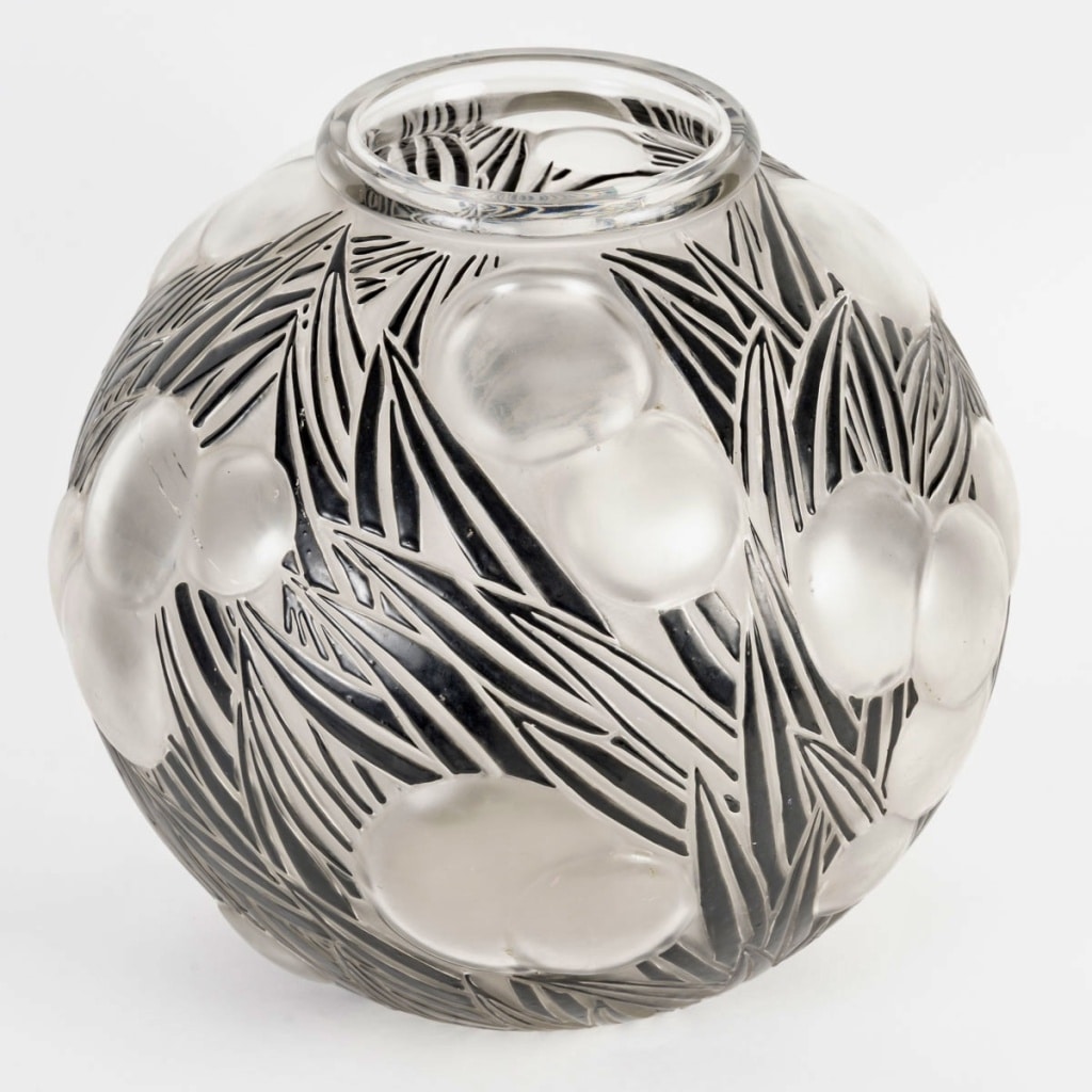 Vase « Oranges » verre blanc émaillé noir de René LALIQUE | Biron 