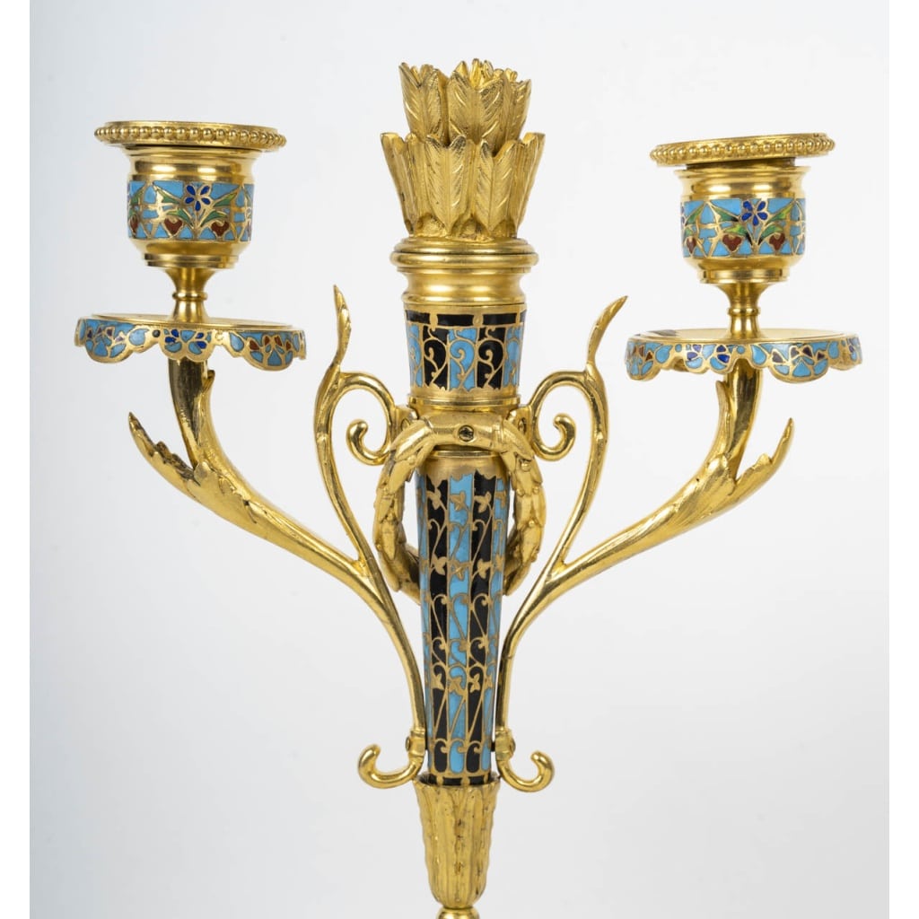 Une paire de bougeoirs en bronze et émail cloisonné, fin XIXème siècle | Biron 