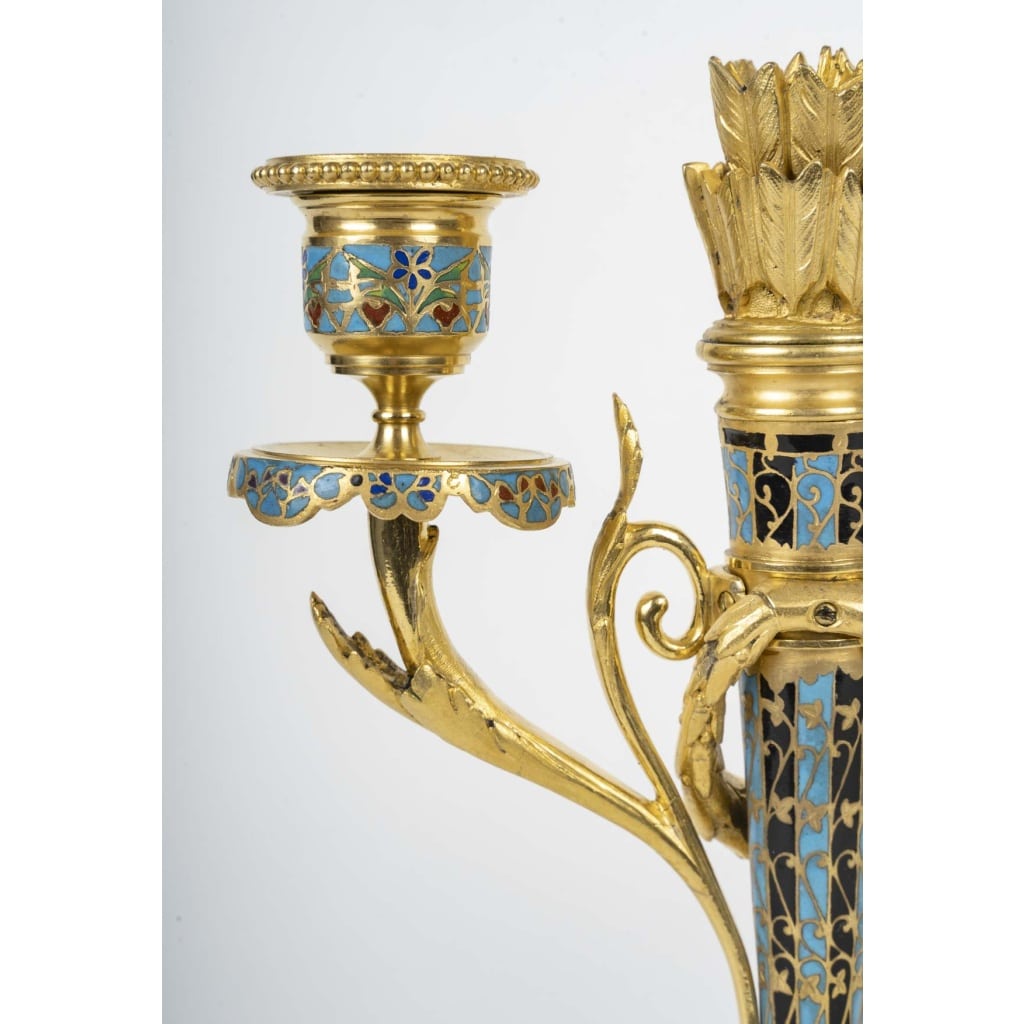 Une paire de bougeoirs en bronze et émail cloisonné, fin XIXème siècle | Biron 