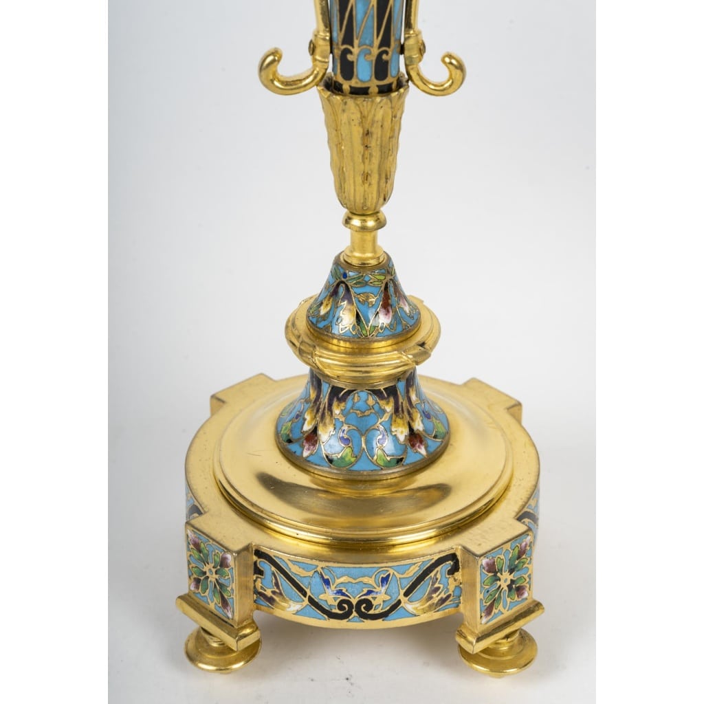 Une paire de bougeoirs en bronze et émail cloisonné, fin XIXème siècle | Biron 