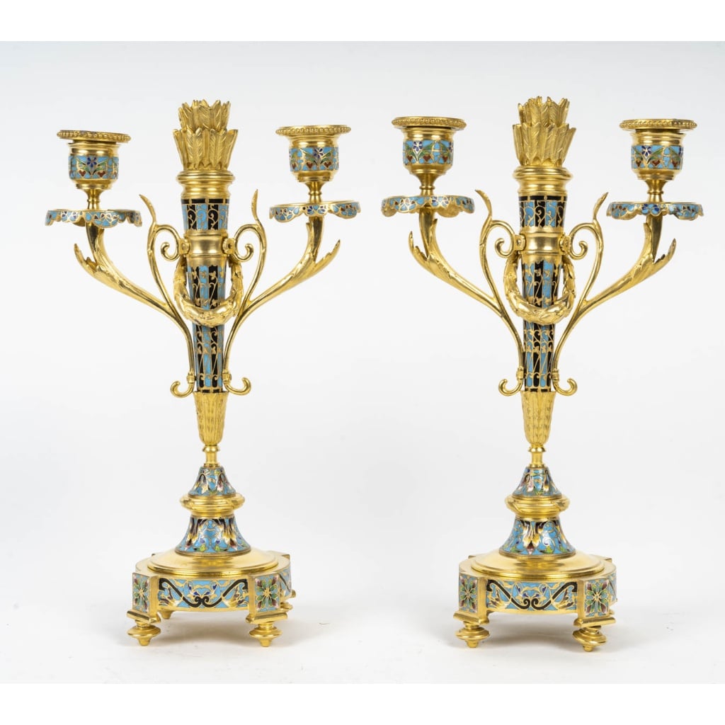 Une paire de bougeoirs en bronze et émail cloisonné, fin XIXème siècle | Biron 