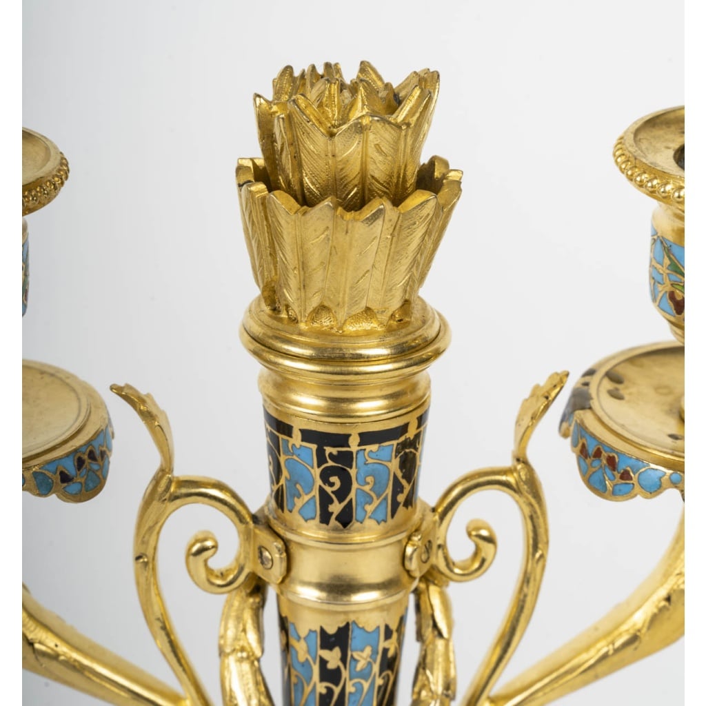 Une paire de bougeoirs en bronze et émail cloisonné, fin XIXème siècle | Biron 