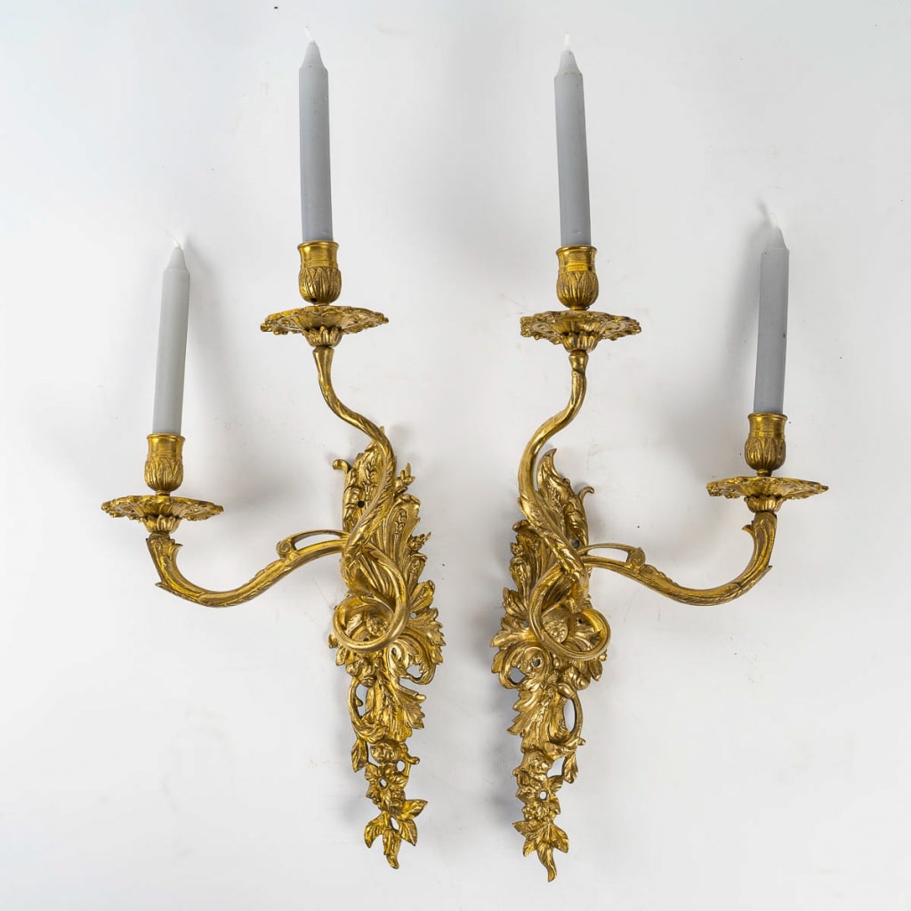 Paire d’appliques à deux bras de lumières asymétriques d’époque Louis XV en bronze ciselé et doré vers 1750 | Biron 
