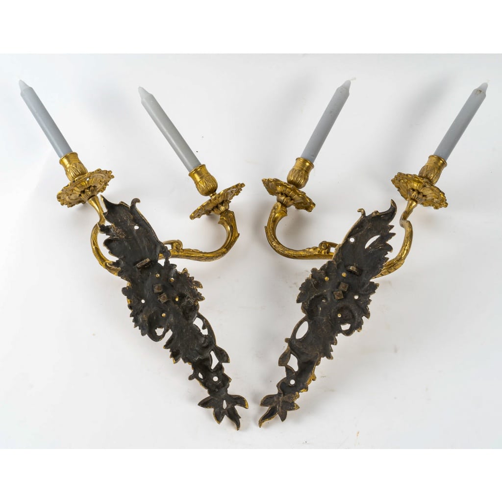 Paire d’appliques à deux bras de lumières asymétriques d’époque Louis XV en bronze ciselé et doré vers 1750 | Biron 