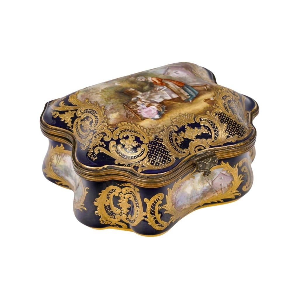 Coffret en bleu de Sèvres, décors émaillés et dorés, XIXème siècle, époque Napoléon III. | Biron 