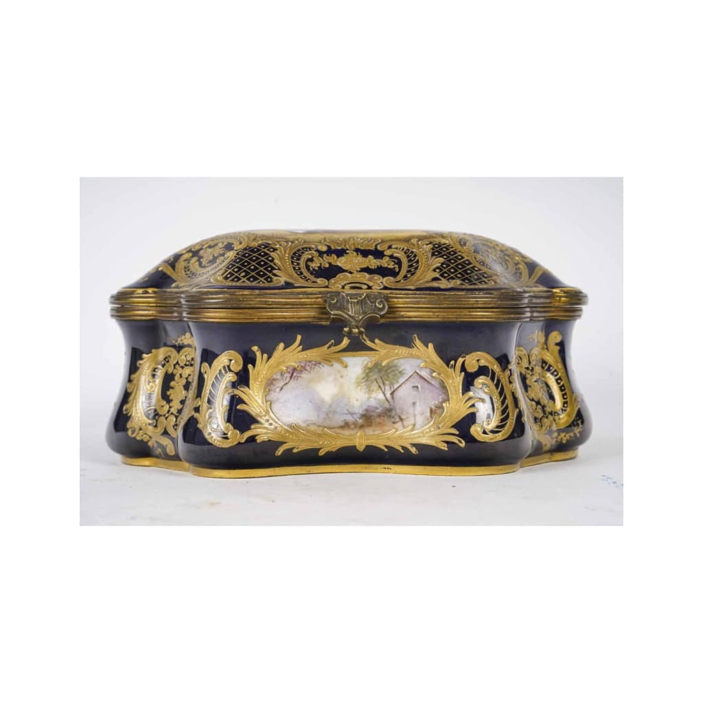 Coffret en bleu de Sèvres, décors émaillés et dorés, XIXème siècle, époque Napoléon III. | Biron 
