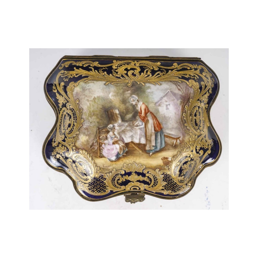 Coffret en bleu de Sèvres, décors émaillés et dorés, XIXème siècle, époque Napoléon III. | Biron 