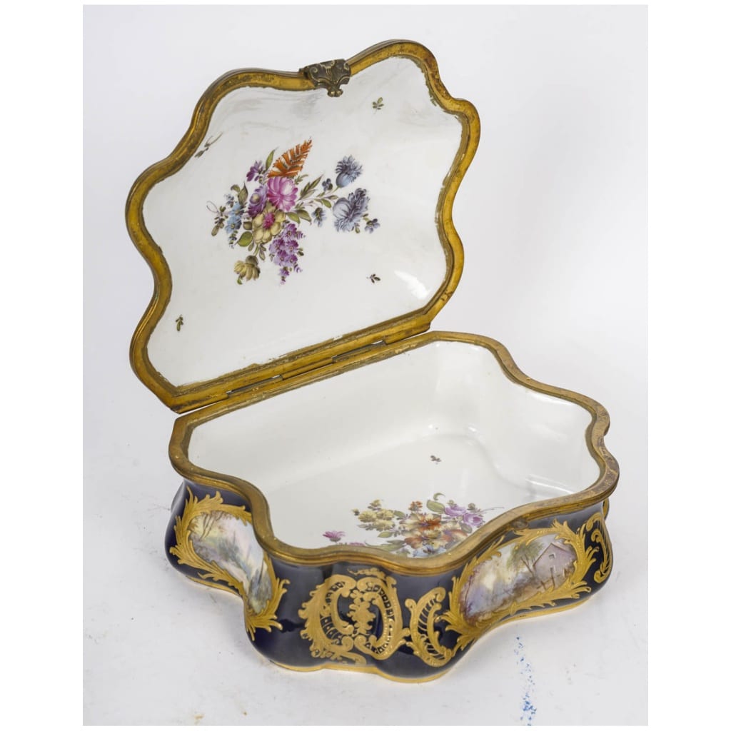 Coffret en bleu de Sèvres, décors émaillés et dorés, XIXème siècle, époque Napoléon III. | Biron 