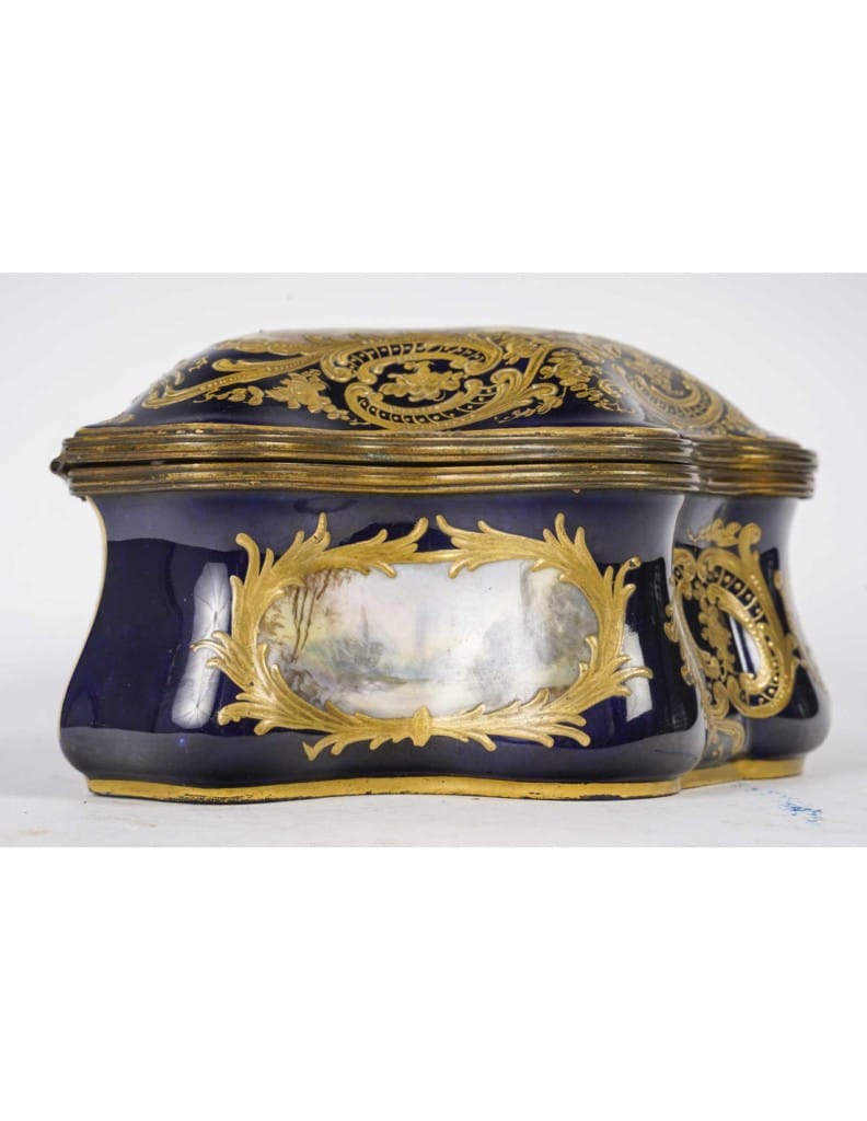 Coffret en bleu de Sèvres, décors émaillés et dorés, XIXème siècle, époque Napoléon III. | Biron 