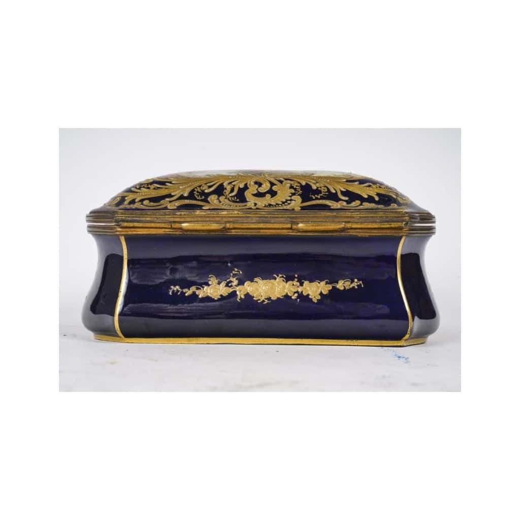Coffret en bleu de Sèvres, décors émaillés et dorés, XIXème siècle, époque Napoléon III. | Biron 