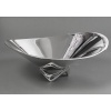 Orfèvre G. Jensen – Designer H. Koppel – Centre de table en argent massif XXe | Biron G. Jensen - H. Koppel - Centre de table en argent massif XXe Centre de table en argent massif représenté par une grande coupe hélicoïdale (en forme d’hélice) Modèle “980 A” conçue en 1948 par le designer HENNING KOPPEL (1918 - 1981) pour l’Orfèvre G. JENSEN Dimensions : La plus grande hauteur : 16 cm -La plus grande largeur 40 cm Matière : Argent 925/°°° Poids : 3703 Grammes Poinçon : HK - 925 S - B11 - GEORG JENSEN Epoque : XXè Orfèvre : GEORG JENSEN Le designer danois Henning Koppel (Copenhague 1918-1981) a d'abord étudié le dessin, puis la sculpture avec Anker Hoffmann à l'Académie royale des arts danoise à Copenhague. Il a commencé à créer de l'or et de l'argent en exil en Suède pendant la Seconde Guerre mondiale chez Orrefors et Svenskt Tenn. Il est retourné à Copenhague en 1945 et a travaillé avec l'orfèvre Georg Jensen jusqu'à sa mort en 1981. Ses créations, appelées "New Look", avaient une conception créative totalement nouvelle. S'éloignant des éléments décoratifs de l'Art nouveau et de la géométrie de l'époque Art déco, ses travaux présentent des surfaces sobres avec une forme de base légèrement asymétrique et d'apparence organique. Ses travaux ont été récompensés par des médailles d'or à la Triennale de Milan en 1951, 1954 et 1957. Lit. Janet Drucker, Georg Jensen - A Tradition of Splendid Silver, 1997, p. 252