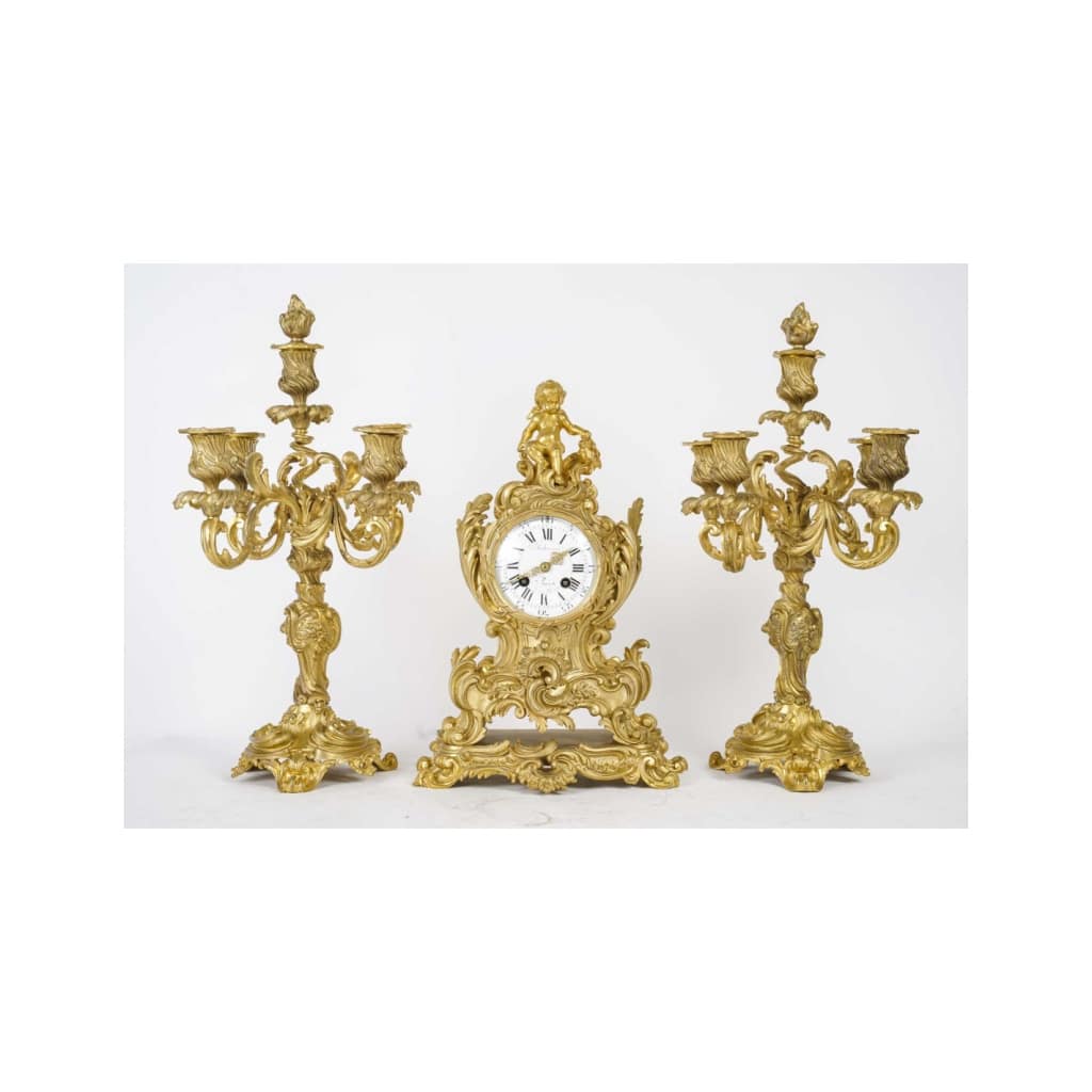 Garniture de cheminée avec ses candélabres en bronze doré de style Louis XV, XIXème siècle. | Biron 