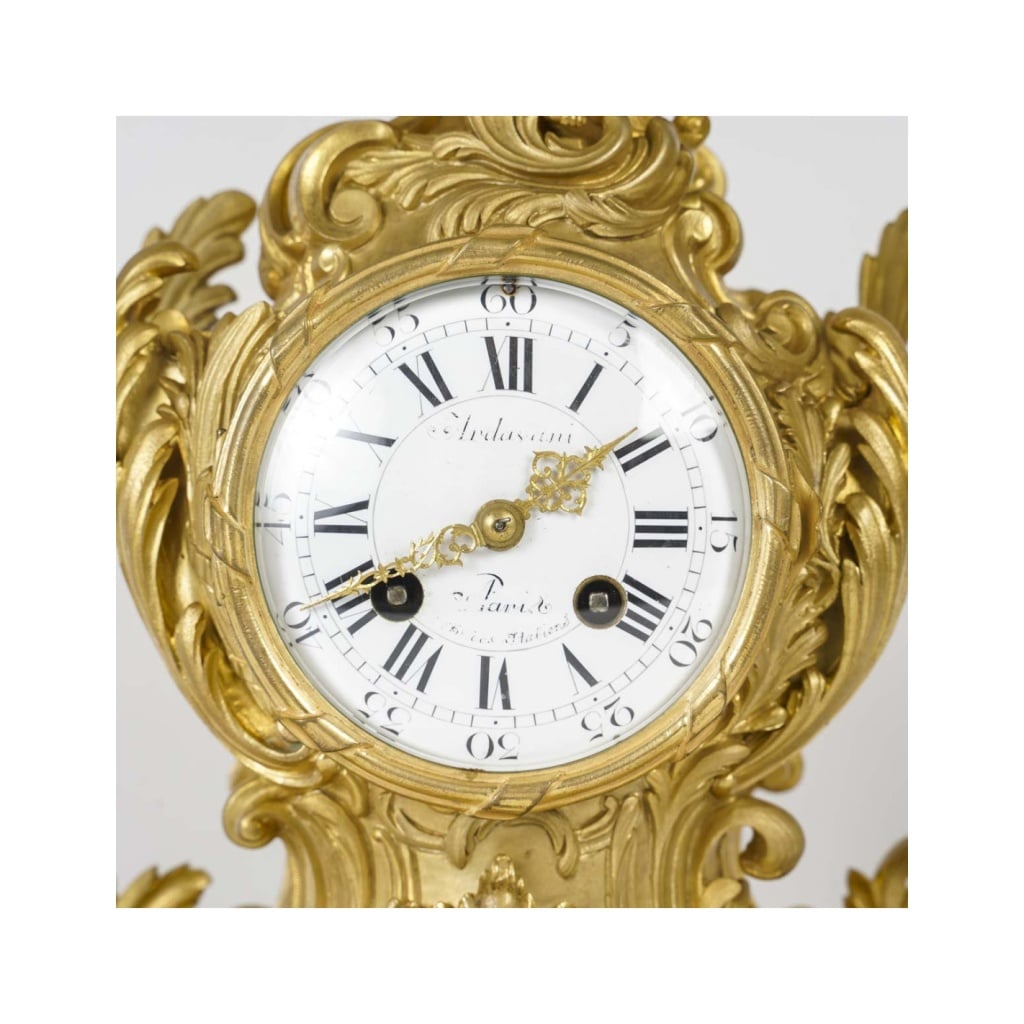 Garniture de cheminée avec ses candélabres en bronze doré de style Louis XV, XIXème siècle. | Biron 