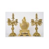 Garniture de cheminée avec ses candélabres en bronze doré de style Louis XV, XIXème siècle. | Biron 